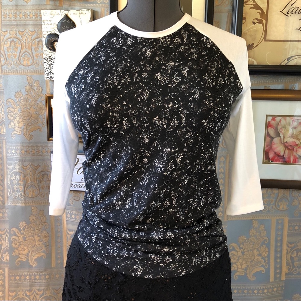 Lularoe Bl&Wh long sleeve T shurt size xs like new